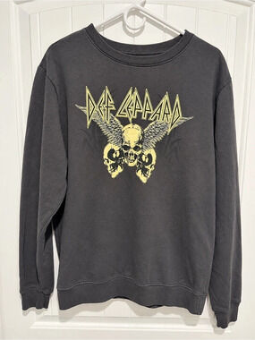 Def Leppard Skull Wings Graphic Sweatshirt Womens M Vintage Wash